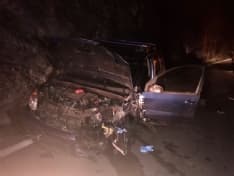 QUASSOLO - Brutto incidente frontale, due auto distrutte