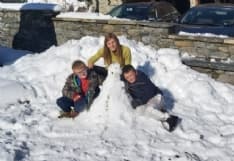 CERESOLE REALE - Paese imbiancato, festa e primo pupazzo di neve alla scuola più piccola d'Italia - FOTO