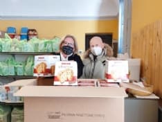 CUORGNE' - L'Avis dona i panettoni alle famiglie in difficoltà