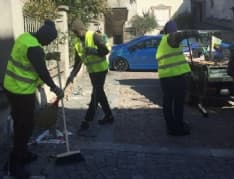 CANAVESE - Contro gli incendi boschivi 74 migranti al lavoro per ripulire i sentieri abbandonati