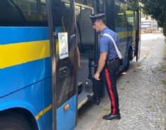 IVREA - Insulti e minacce all'autista Gtt, calci contro il pullman: i carabinieri denunciano l'ennesimo bullo. Ha solo 17 anni