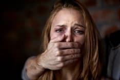 CHIVASSO - Picchia la compagna per sei anni poi lei trova il coraggio per denunciarlo