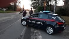 IVREA - Con la radio dell'auto a tutto volume disturba i vicini: scappa ai carabinieri e viene arrestato