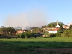 TORRE CANAVESE - Vasto incendio boschivo a ridosso del paese: vigili del fuoco e Aib combattono le fiamme - FOTO