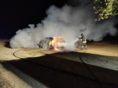 FELETTO - Auto in fiamme, intervento dei vigili del fuoco di Rivarolo Canavese: indagini in corso sul rogo - FOTO