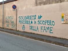 CASTELLAMONTE - Scritte anarchiche di fronte al Bennet a sostegno di Alfredo Cospito - FOTO