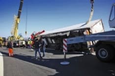 PAVONE-ALBIANO - Tir di surgelati si ribalta sull'autostrada