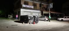 FAVRIA - Incidente stradale in via Caporal Cattaneo: auto finisce su un fianco - FOTO