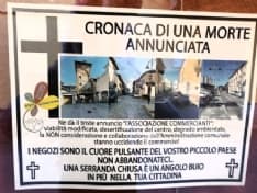 SAN BENIGNO CANAVESE - Manifestini funebri per il commercio locale: negozianti sul piede di guerra