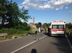 CASTELLAMONTE - Grave incidente a Spineto: motociclista si schianta contro un'auto - FOTO E VIDEO