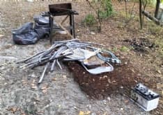 CASTELLAMONTE - Una batteria aperta e rifiuti ancora abbandonati sulle rive dell'Orco - FOTO