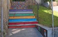 SALASSA - La scalinata dell'ex mulino si colora di arte e letteratura per la biblioteca - FOTO