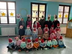 LOMBARDORE - Gli Alpini all'asilo portano i regali ai baby alunni