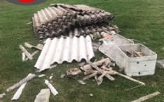 OZEGNA - Scarica eternit vicino al santuario ma non si accorge della telecamera... «Maiale» beccato