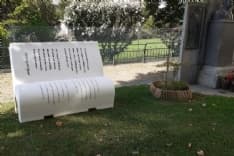 RUEGLIO - Installate le tre panchine letterarie dedicate all'opera di Vignot - FOTO