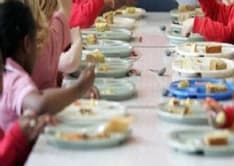 FAVRIA - Educatrice allontanata dalla mensa: le mamme la difendono
