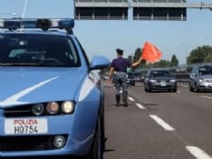 TORINO-CASELLE - Lancio di pietre sulla superstrada: due auto colpite