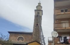CUORGNE' - Gatto bloccato sul campanile della Trinità: salvato dai vigili del fuoco - FOTO