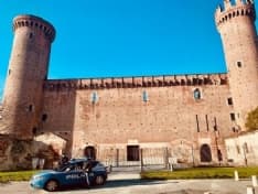 IVREA - Investono due persone davanti a un locale e scappano: fermati dalla polizia. Autista era ubriaco