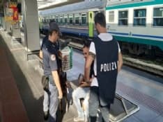 CHIVASSO - «Tagliano» da scuola ma prendono il treno senza biglietto: la polizia chiama i genitori...