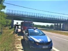 IVREA-SANTHIA' - Senza lavoro minaccia di buttarsi dal ponte: salvato da polizia e vigili del fuoco - FOTO