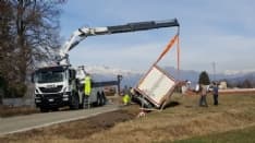 FELETTO-CICONIO - Incidente stradale: camion frigo finisce nel fosso lungo la provinciale 41 - FOTO e VIDEO