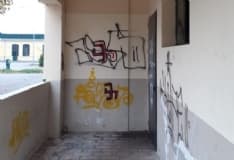 STRAMBINO - Svastiche sui muri dei bagni in piazza del mercato: lo sdegno del sindaco Cambursano