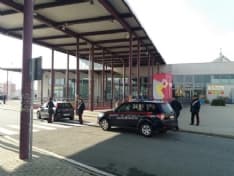 IVREA - Controlli antidroga al Movicentro: marocchino arrestato con tre panetti di hashish - VIDEO