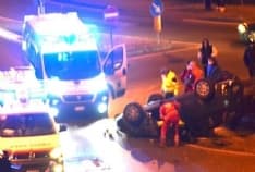 IVREA - Sbaglia manovra e si ribalta sulla rotonda di via Torino - FOTO