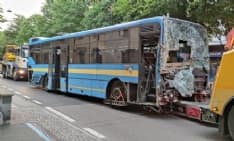 FAVRIA - Rimosso il pullman coinvolto nell'incidente di via Caporal Cattaneo: per fortuna non c'era nessuno sul marciapiede - FOTO e VIDEO