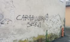 RIVAROLO - Raid vandalico: scritte anarchiche contro i carabinieri sui muri della città - FOTO