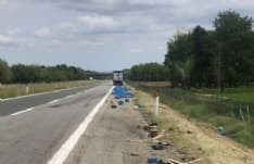 IVREA-SANTHIA' - Paura sulla bretella autostradale, camion perde 150 batterie sulla strada - FOTO