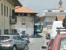 RIVAROSSA - Ponteggio sporgente e strada stretta, il pullman rimane incastrato in pieno centro