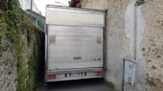 CUORGNE' - Sbaglia strada e resta incastrato con il camioncino - FOTO