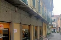 IVREA - Sbaglia manovra con il furgone e abbatte un pezzo di balcone