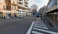 IVREA - Importuna i passanti e rincorre le auto di passaggio: è caccia al molestatore di turno