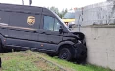 SAN GIORGIO CANAVESE - Scontro con un camion al semaforo: furgone finisce contro il muro - FOTO