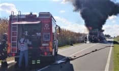 STRAMBINO-IVREA - Camion prende fuoco durante la marcia: chiusa la statale dal bivio per Romano Canavese - FOTO