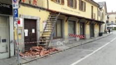 CUORGNE' - Crolla una tettoia in piazza Pinelli: passante ferita finisce al pronto soccorso - FOTO