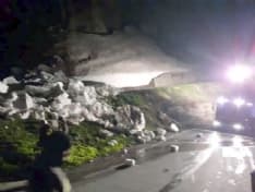 CERESOLE REALE - Frana sulla provinciale 50 appena sotto la diga del Serrù: neve e ghiaccio cadono sulla strada