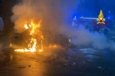 CHIVASSO - Auto prende fuoco in via Togliatti