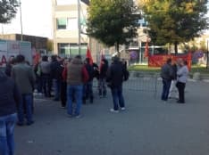 PONT CANAVESE - Operai della Sandretto in presidio davanti al tribunale d'Ivrea: ore decisive per i 124 posti di lavoro