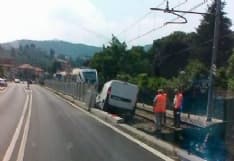TORINO-CERES - Con il furgone finisce sui binari: ferrovia in tilt