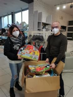 VALPERGA - Per i bimbi una raffica di donazioni natalizie: da «Anni Verdi» uno scatolone di giocattoli