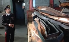 SAN GIORGIO - Rubano rame al cimitero ma cadono da una tomba: arrestati due ladri