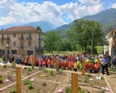 LOCANA - Nonni e studenti al lavoro insieme per il nuovo orto didattico delle scuole