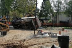 RIVAROLO CANAVESE - Camion resta in bilico nel cantiere di via San Francesco - FOTO e VIDEO