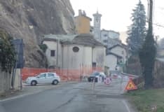 PONT CANAVESE - Strada chiusa da oltre un mese per il crollo dei massi: qualcuno sposta le transenne per passare lo stesso