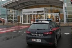 CASELLE - Rapina al Bennet: balordo tenta di investire vigilantes