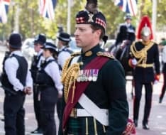 CURIOSITA’ – Il mistero dell’uomo in kilt vicino a King Charles